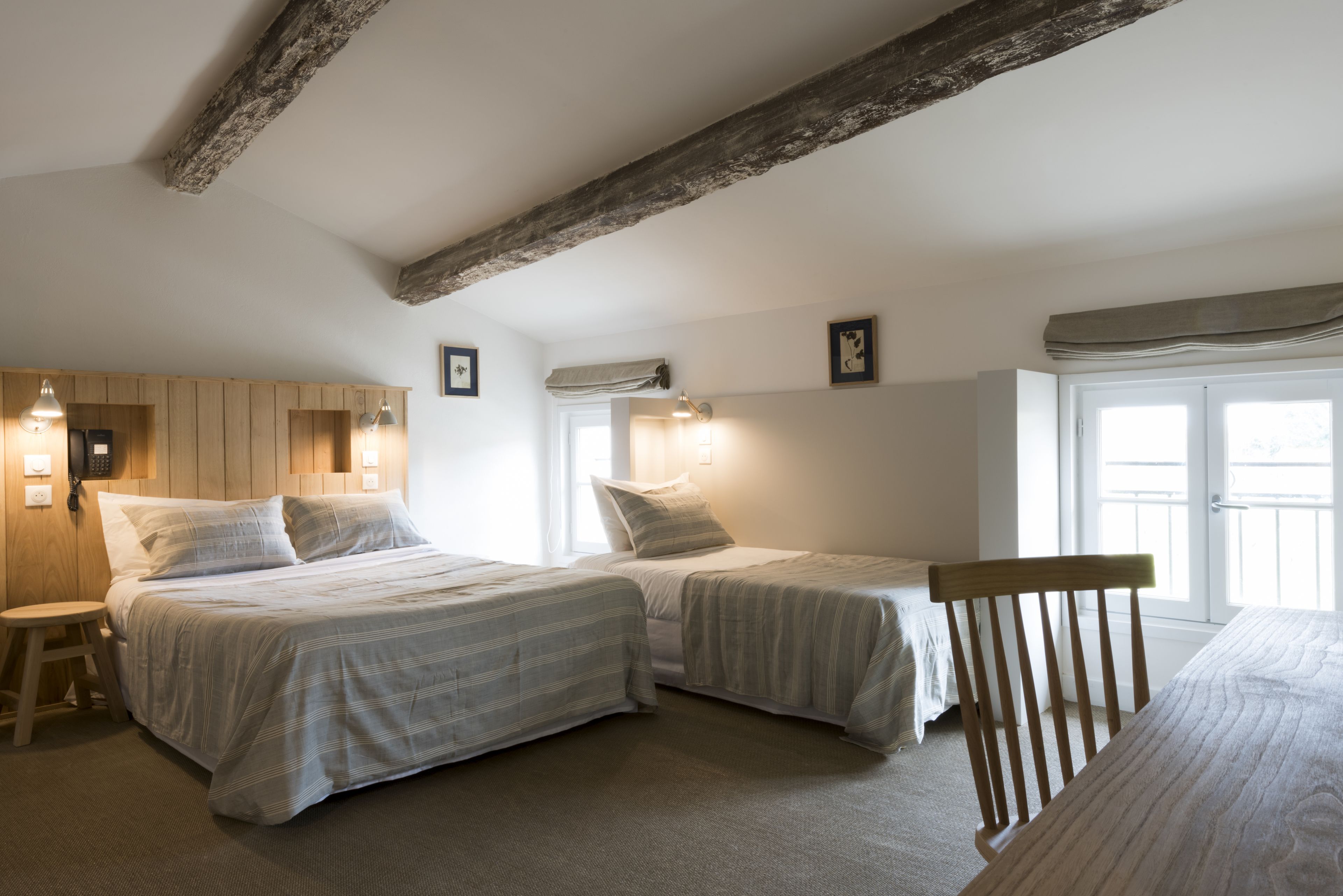 quadruple room | desk, blackout curtains, soundproofing, cots/infant beds