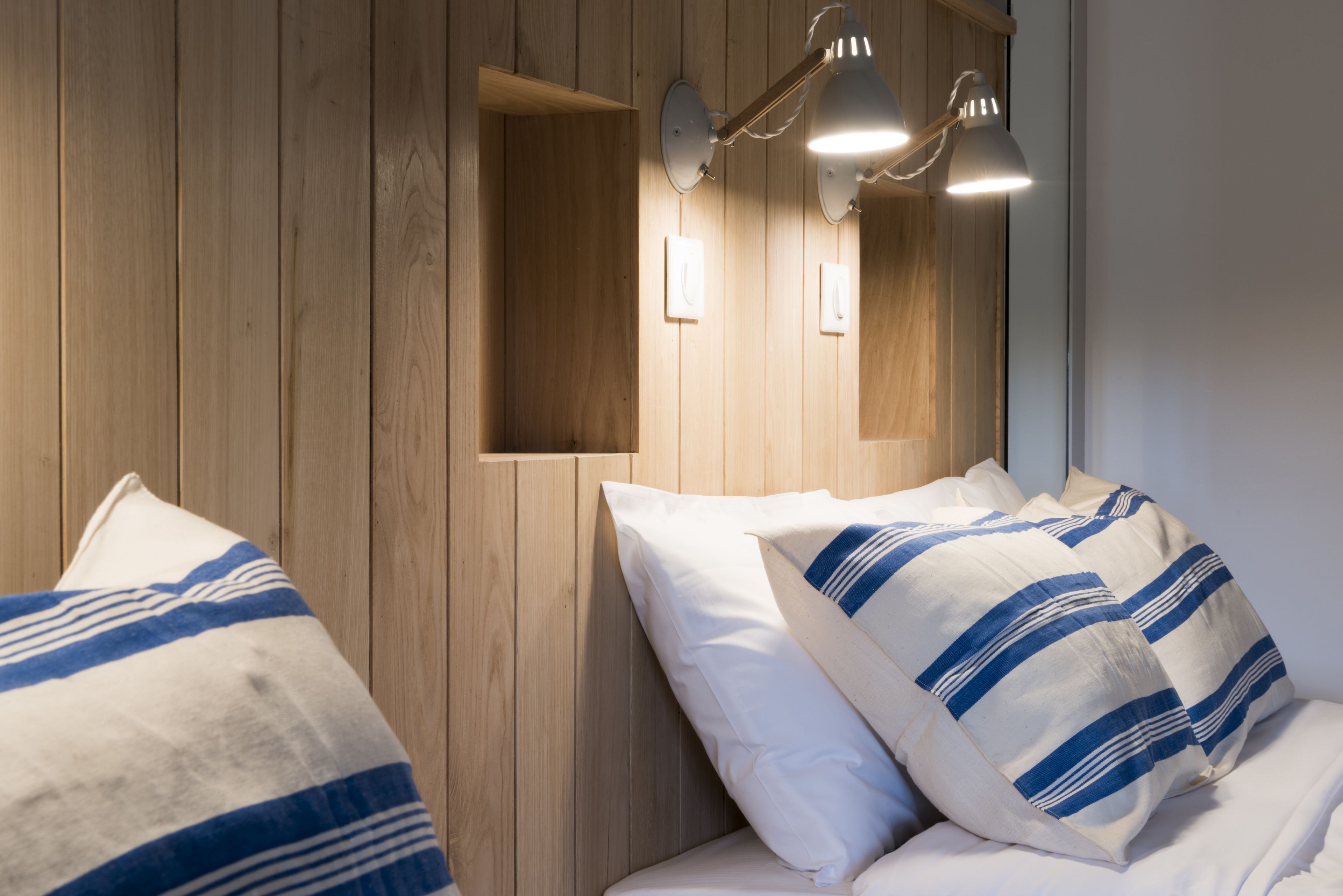 quadruple room | desk, blackout curtains, soundproofing, cots/infant beds