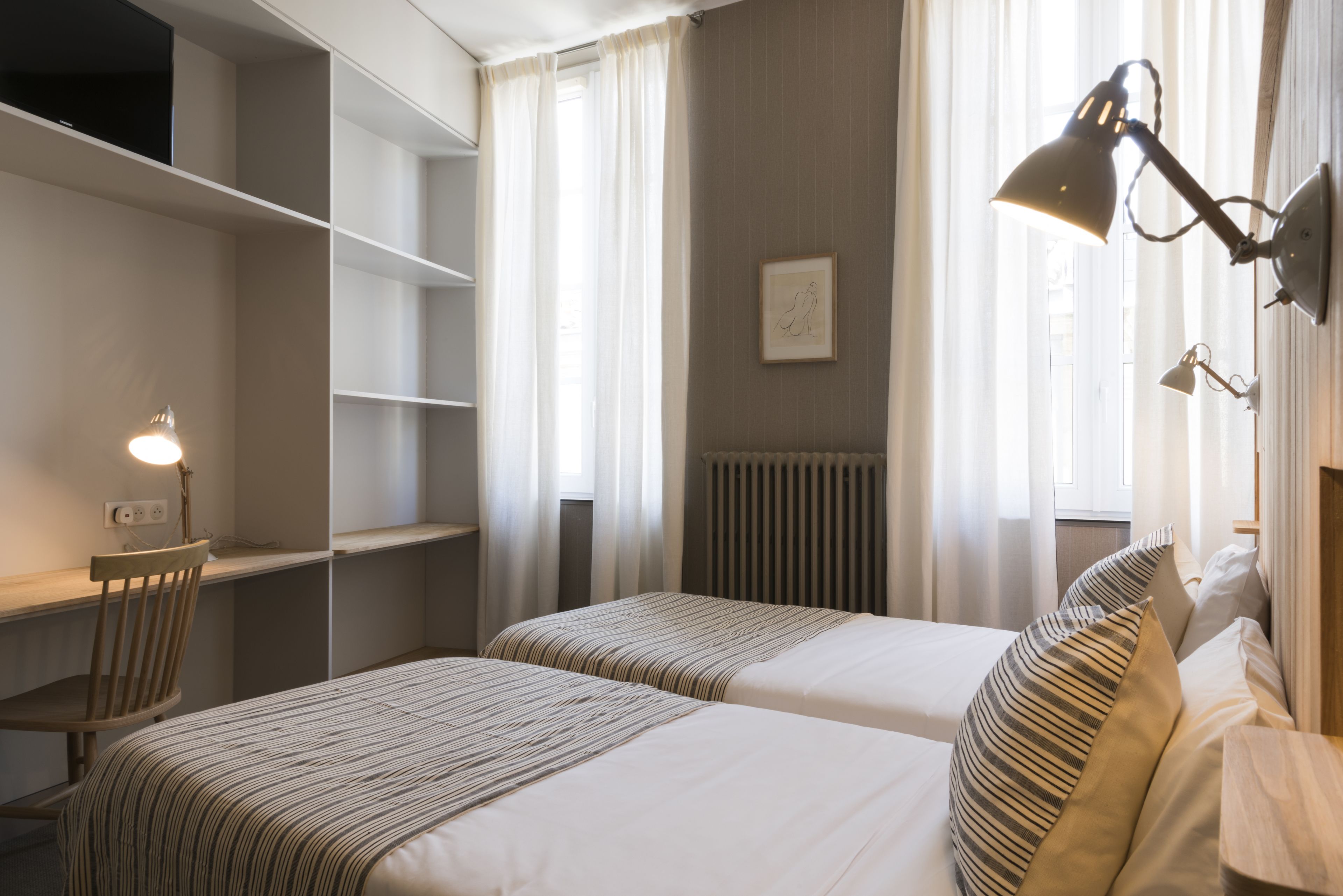 مكتب وستائر تعتيم وتجهيزات عازلة للصوت وأسرّة أطفال/رضّع