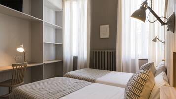 Escritorio, cortinas blackout, sistema de insonorización y cunas