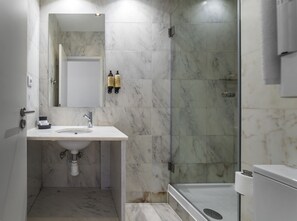 Superior Double Room, River View | Bathroom | Hair dryer, towels, soap, shampoo - Ribeira Tejo by Shiadu (Lisbon)