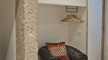 Habitación doble económica, 1 cama matrimonial (Interior View) | Camas con pillow-top, caja de seguridad en la habitación y wifi gratis