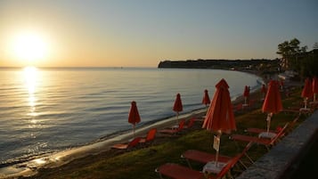 På stranden, solstolar, parasoller och strandhanddukar
