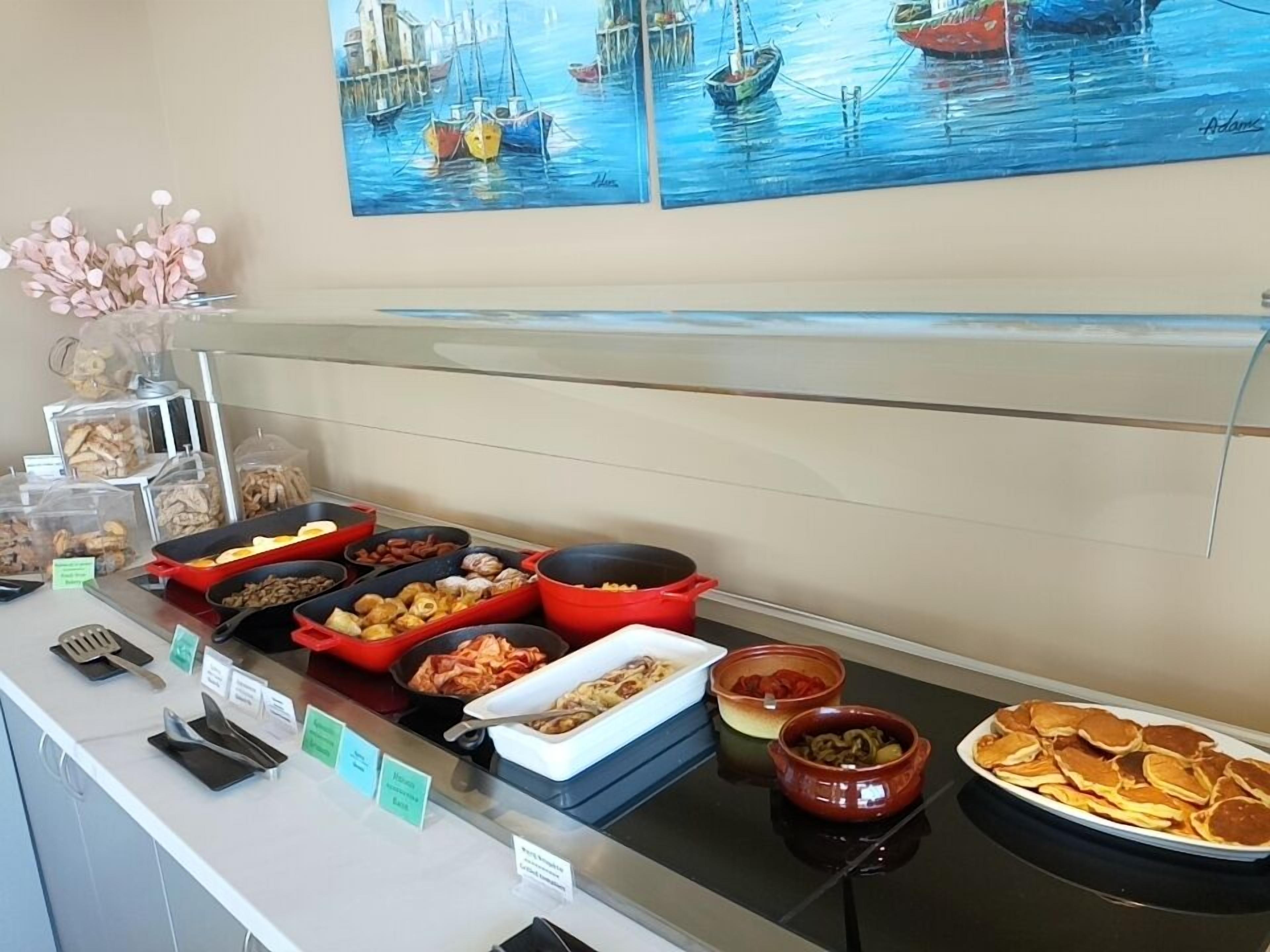 free daily full breakfast