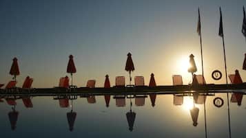 2 buitenzwembaden, parasols voor strand/zwembad