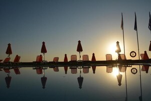 2 piscinas al aire libre, sombrillas, sillones reclinables de piscina