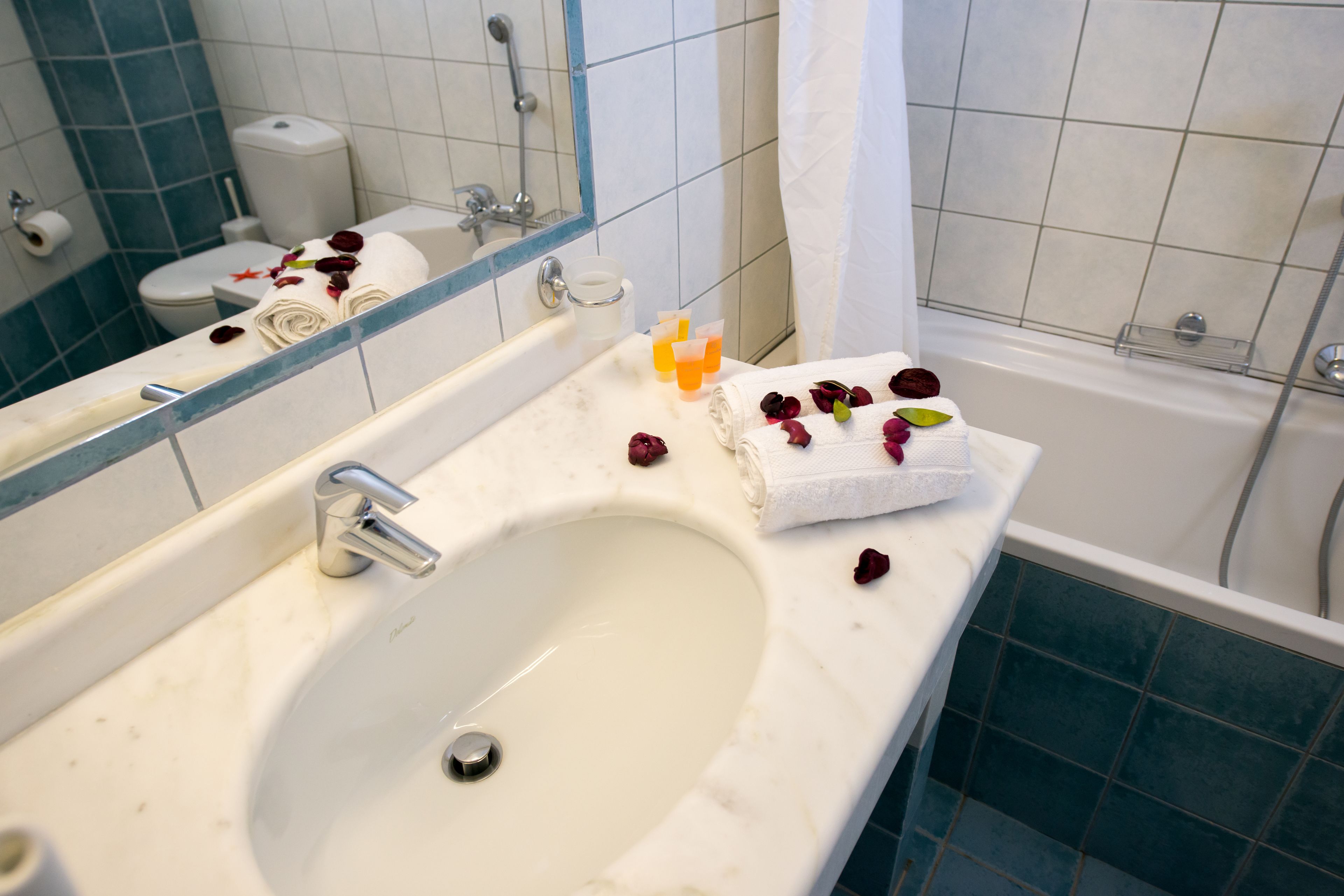 combined shower/bathtub, deep-soaking bathtub, rainfall showerhead