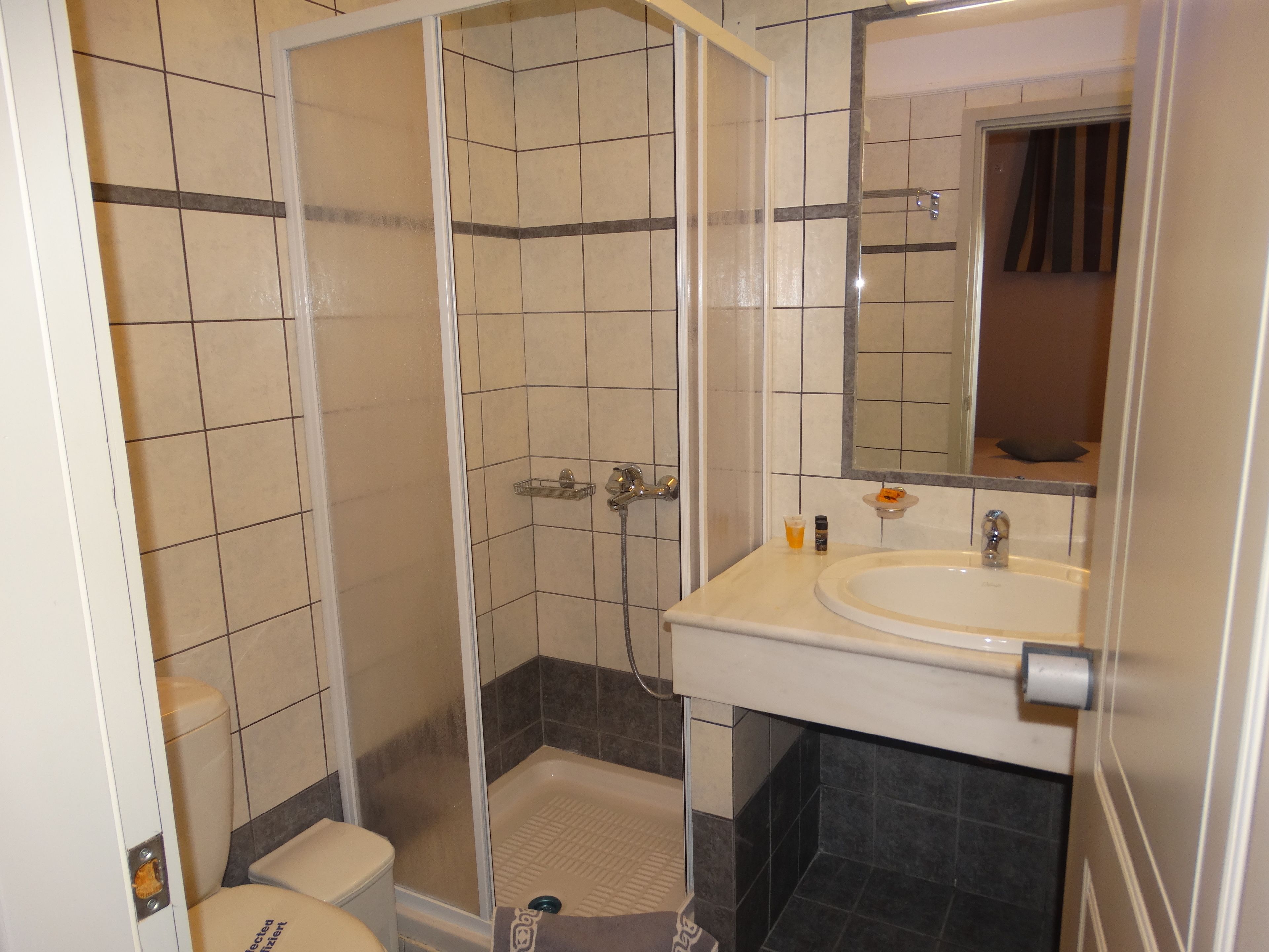 Un baño con ducha, inodoro y lavamanos.