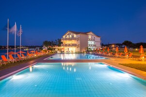 2 piscinas al aire libre, sombrillas, sillones reclinables de piscina