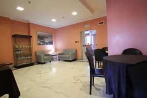 Lobby sitting area - Hotel Star (Rome)
