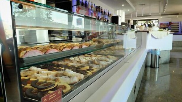 Una vitrina de panadería con varios productos horneados.
