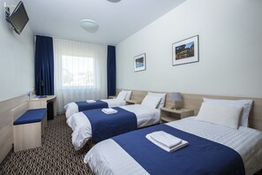Quarto triplo standard | Frigobar, cofres nos quartos, escrivaninha, cortinas blackout