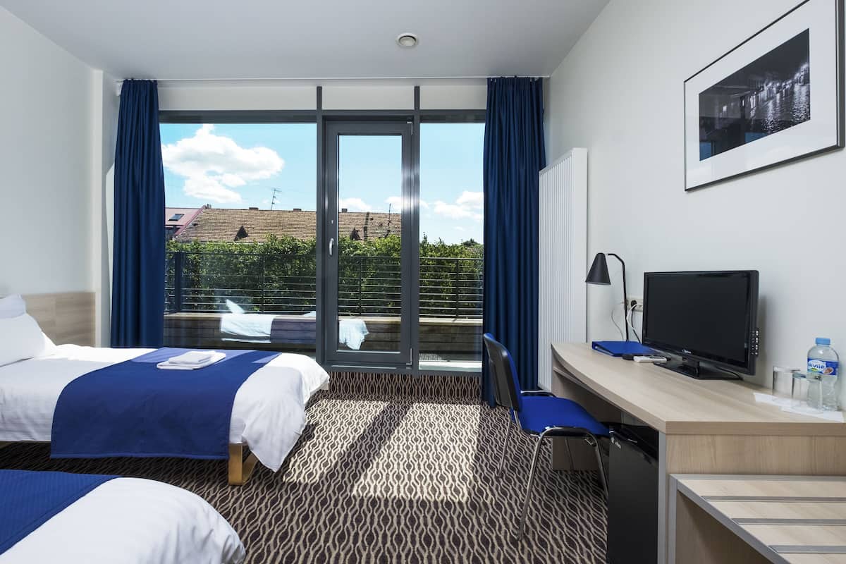 standard twin room, balcony | minibar, in-room safe, desk, blackout curtains