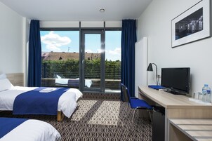 标准双床房, 阳台 | 迷你吧、客房内保险箱、办公桌、遮光窗帘