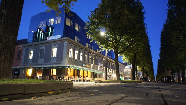 Un bâtiment doté d’une grande façade en verre et d’une enseigne indiquant l’hôtel Wiese Butts.