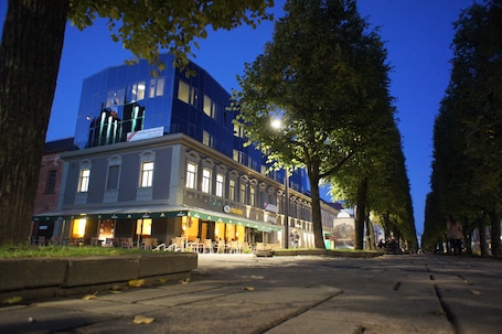 A building with a large glass facade and a sign for the Wiese Butts Hotel.