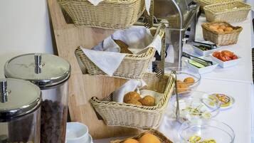 Päivittäinen mannermainen aamiainen (9.50 EUR per henkilö)