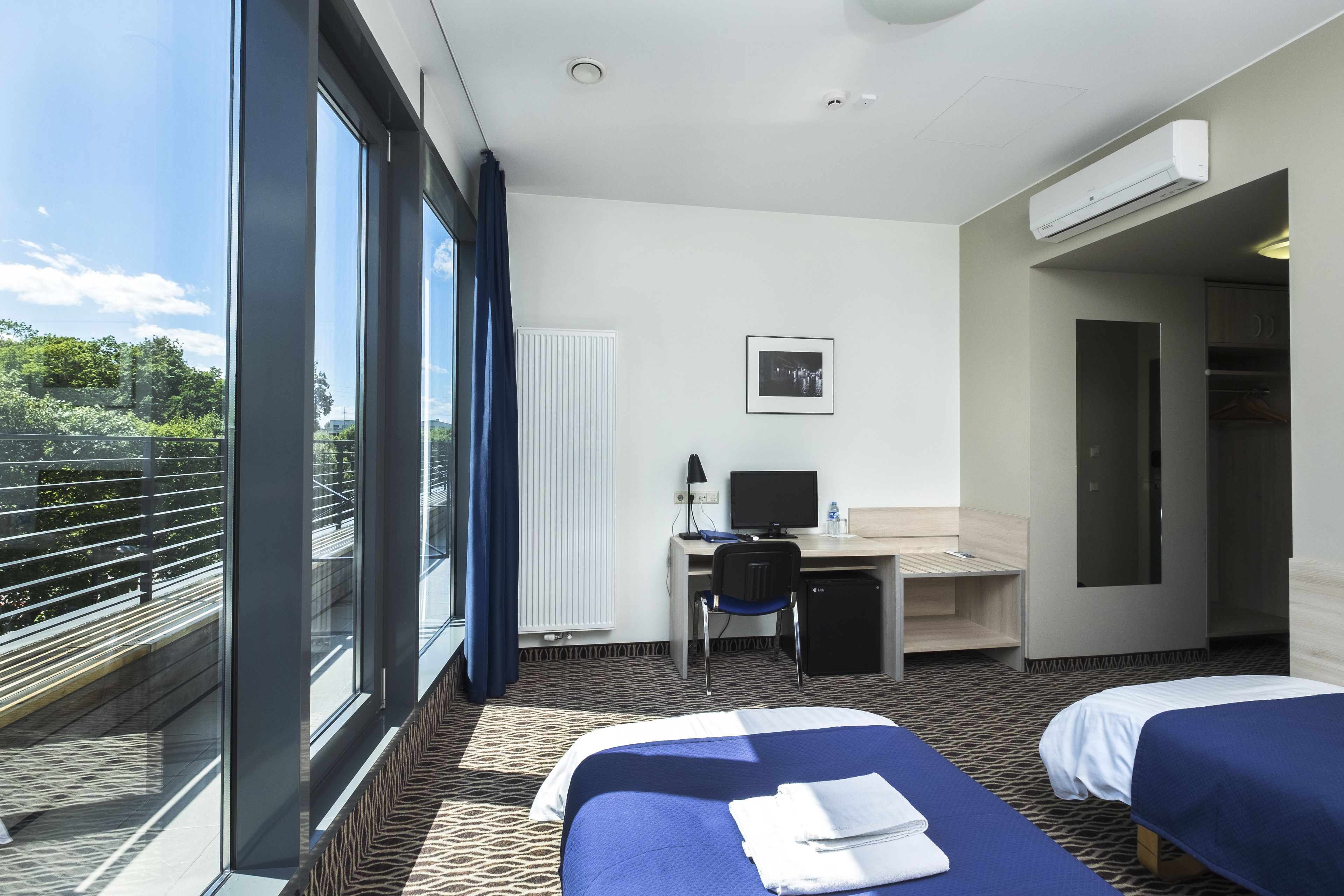 standard twin room, balcony | minibar, in-room safe, desk, blackout curtains