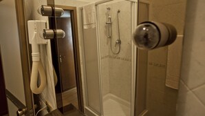 Kamer, 1 twee- of 2 eenpersoonsbedden | Badkamer | Een haardroger, een bidet