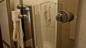 Doppel- oder Zweibettzimmer | Badezimmer | Haartrockner, Bidet