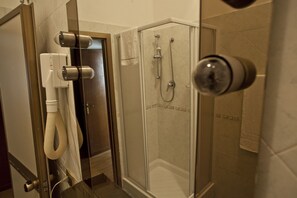 Doppel- oder Zweibettzimmer | Badezimmer