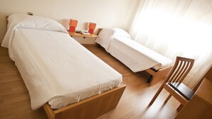 Kamer, 1 twee- of 2 eenpersoonsbedden | Een kluis op de kamer, een bureau, verduisterende gordijnen
