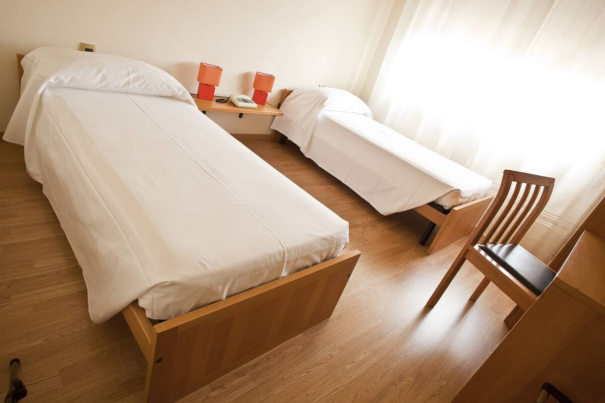 Coffres-forts dans les chambres, bureau, rideaux occultants