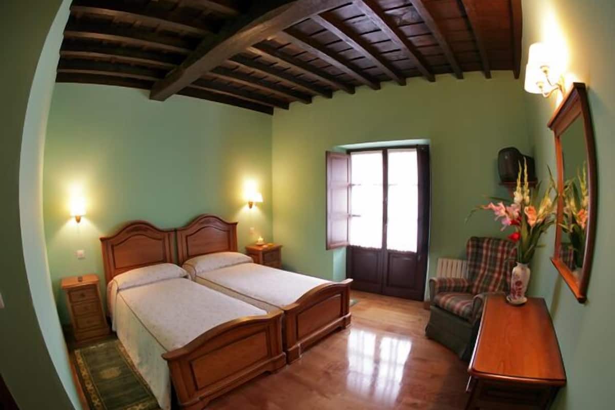 Standard Room | Premium bedding, desk, WiFi (free), individually furnished