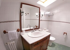 Separate tub and shower, hair dryer, bidet - Posada de Fidel (Rionansa)