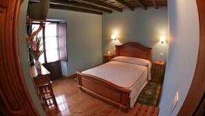 Tweepersoonskamer | Luxe beddengoed, een bureau, gratis wifi, individueel gemeubileerd