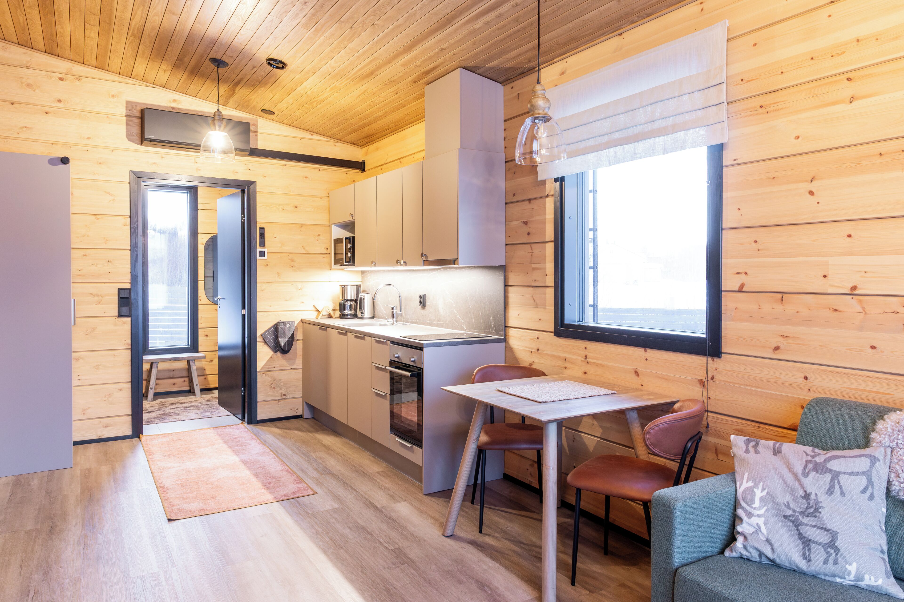 Appartement Deluxe | Cuisine privée | Réfrigérateur grande capacité avec congélateur, four à micro-ondes