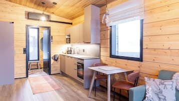 Deluxe-huoneisto | Yksityinen keittiö | Täysikokoinen jääkaappi, mikroaaltouuni, uuni, liesi