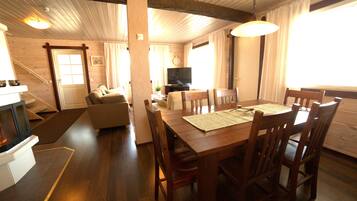 Comfort House | Private kitchen | Full-size fridge, microwave, oven, stovetop