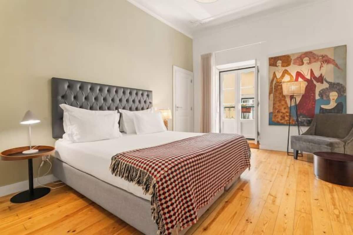 Hypo-allergenic bedding, in-room safe, blackout curtains
