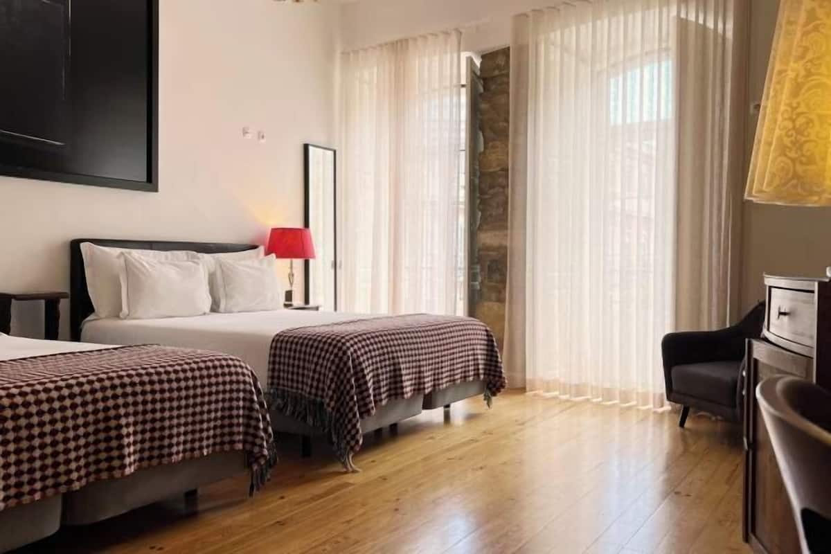 Hypo-allergenic bedding, in-room safe, blackout curtains