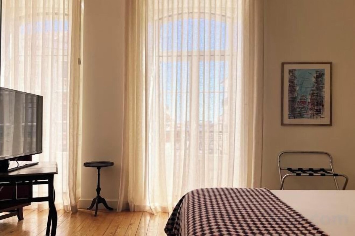 Ropa de cama hipoalergénica, caja fuerte, cortinas opacas