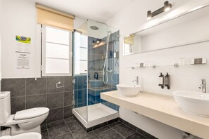 Kamar Quadruple Keluarga | Kamar mandi | Shower, pancuran hujan, pengering rambut, dan handuk