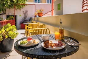 Café da manhã com pratos da culinária local grátis todos os dias
