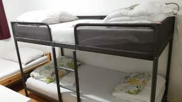 Dreibettzimmer, Gemeinschaftsbad | Betten mit Memory-Foam-Matratzen, individuell eingerichtet, Schreibtisch