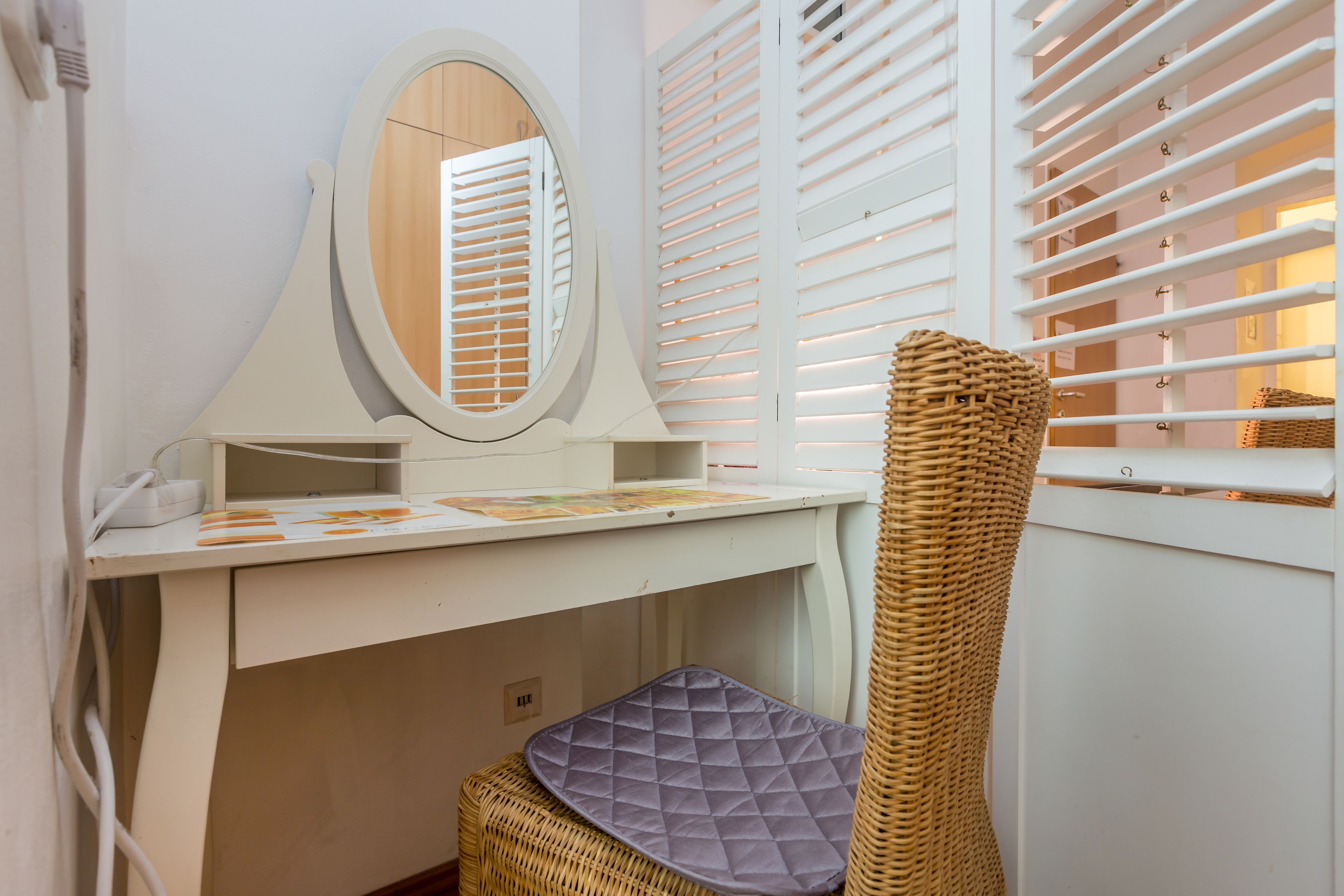 Betten mit Memory-Foam-Matratzen, individuell eingerichtet, Schreibtisch