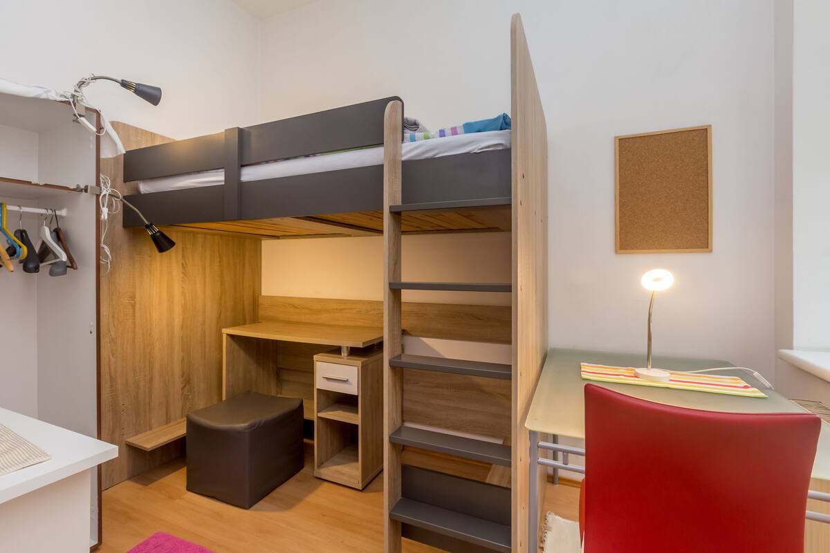 Chambre simple, salle de bains commune | Lit avec matelas en mousse à mémoire, bureau, accès au Wi-Fi (inclus)
