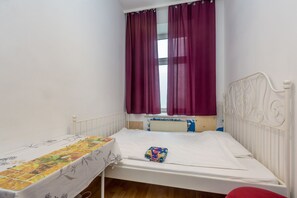 Tweepersoonskamer, gedeelde badkamer | Bedden met traagschuimmatras, individueel gemeubileerd, een bureau