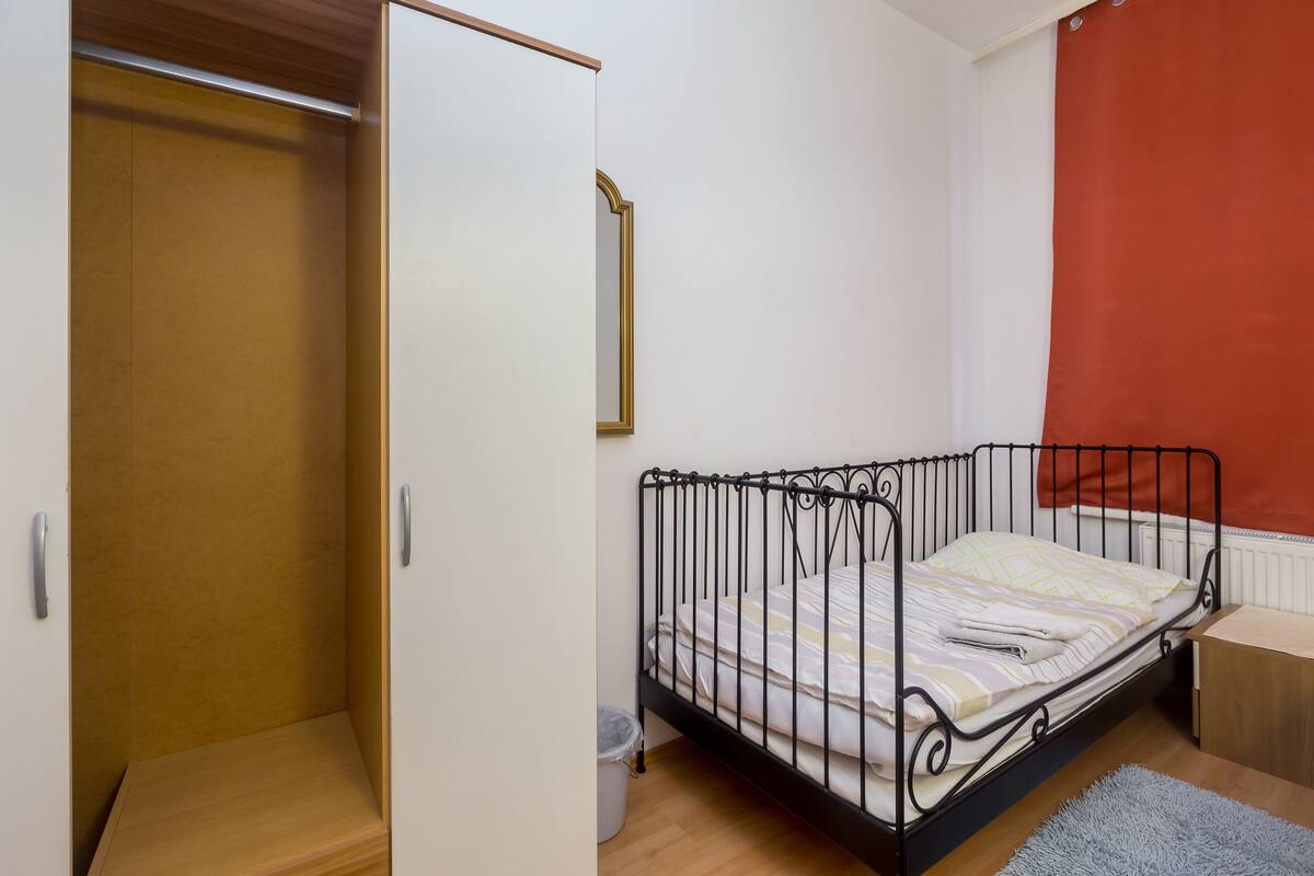 Chambre avec lits jumeaux, salle de bains commune | Lit avec matelas en mousse à mémoire, bureau, accès au Wi-Fi (inclus)
