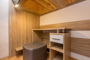 Single Room, Shared Bathroom | Memory-foam beds, individually furnished, desk, free WiFi - Pension Vienna Happymit (Vienna)