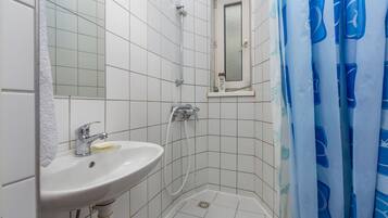 Combined shower/bathtub, free toiletries, hair dryer, towels