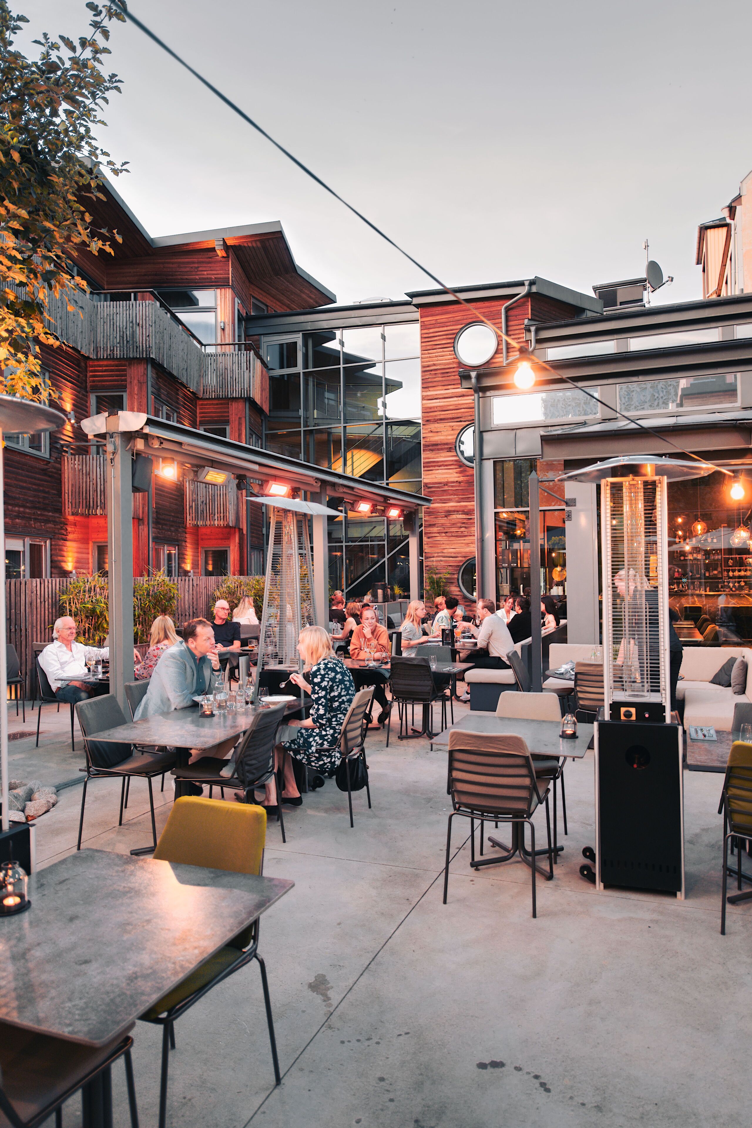 2 restaurants, breakfast, lunch, dinner served; asian cuisine