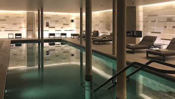 Piscina interna, funciona das 8h às 20h, espreguiçadeiras