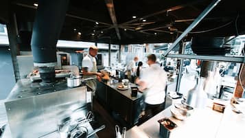 2 restaurants; breakfast, lunch and dinner served