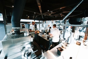 2 restaurants; breakfast, lunch and dinner served 