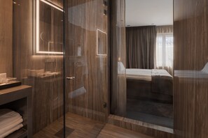 Deluxe Twin Room - room in main building or annex (SPA not included) | Minibar, safe på rommet, skrivebord og skrivebord for bærbar PC